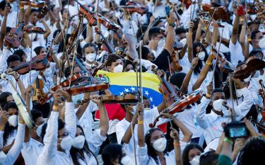 Hệ thống dàn nhạc thanh thiếu niên và nhi đồng quốc gia Venezuela tham gia vào một buổi hòa nhạc