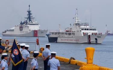 Tàu cảnh sát biển Mỹ và Philippines trong một đợt tập trận chung ở Biển Đông.