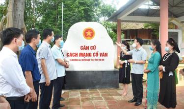 Leaders of Yen Bai province, Luc Yen district and local residents visit the Co Van historical relic site.
