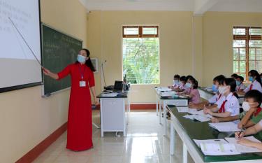 Việc sử dụng máy chiếu, ứng dụng CNTT vào giảng dạy đã làm tiết học của cô và trò Trường THCS Yên Bình, huyện Yên Bình thêm sinh động.