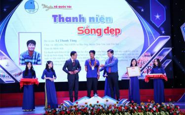 Anh Lê Thanh Tùng nhận giải thưởng Thanh niên sống đẹp năm 2020.