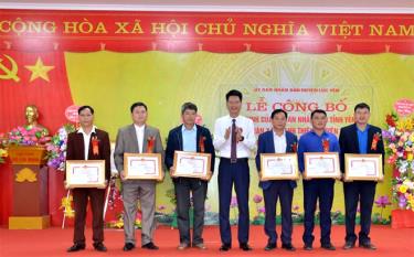 Phó Chủ tịch Thường trực UBND tỉnh Nguyễn Thế Phước trao bằng khen của UBND tỉnh cho các tập thể, cá nhân xã Khánh Thiện (Lục Yên) có thành tích xuất sắc trong phong trào xây dựng nông thôn mới.