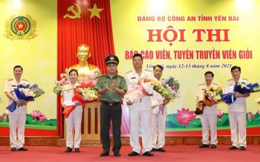 Đại tá Đặng Hồng Đức - Giám đốc Công an tỉnh tặng hoa, chúc mừng thí sinh Hoàng Hải Dương.
