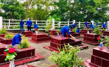 Đoàn viên Đoàn xã Nghĩa Lộ tu sửa khuôn viên, chăm sóc các phần mộ tại Nghĩa trang Liệt sĩ Thái Lão.