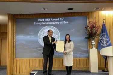 Bà Tô Minh Thu, đại biện Đại sứ quán Việt Nam tại Anh đại diện nhận giải thưởng cao quý của IMO.