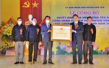 Lãnh đạo Sở Nông nghiệp và Phát triển nông thôn trao bằng công nhận xã Viễn Sơn đạt chuẩn NTM năm 2012.