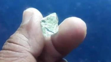 Viên kim cương thô 13,47 carat.