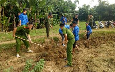 Tuổi trẻ huyện Trấn Yên tham gia vệ sinh môi trường. (Ảnh: Phong Sơn)