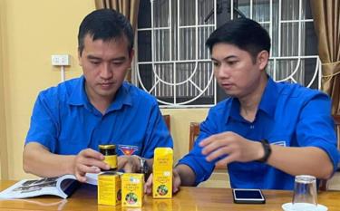Anh Phạm Văn Chiến (người bên phải) giới thiệu sản phẩm cho bạn bè.
