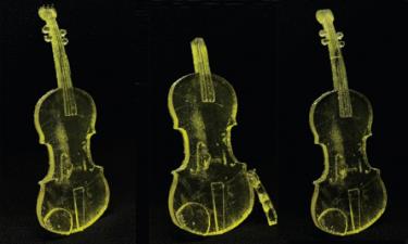 Các vật dụng in 3D bổ sung trithiocarbonate, ví dụ chiếc đàn violin này, có thể tự vá lành khi đặt dưới ánh đèn LED cực tím.
