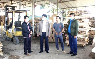 Lãnh đạo Hội Nông dân huyện Yên Bình trao đổi với anh Phùng Bình Minh về các hoạt động của Hợp tác xã.