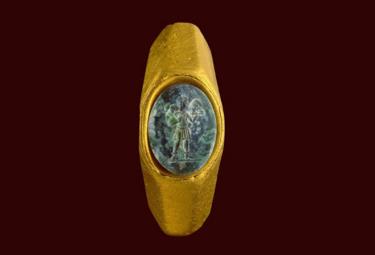 Chiếc nhẫn vàng cổ đại với viên ngọc được chạm khắc tinh xảo, sau nhiều thế kỷ đã trở thành kho báu khổng lồ - Ảnh: IAA