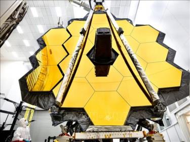 Kính thiên văn không gian lớn nhất thế giới James Webb (JWST) được thử nghiệm tại Trung tâm vũ trụ Johnson của NASA ở Houston, Texas, Mỹ, ngày 16/5/2017. (Ảnh: AFP/TTXVN)