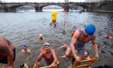 Các vận động viên bơi lội trên sông băng Vltava ở Prague hôm 26/12.