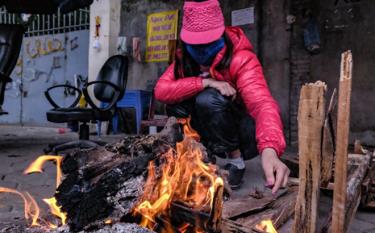 Rét 11 độ, người dân Hà Nội đốt lửa sưởi ấm