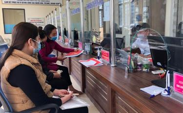 Bộ phận Phục vụ hành chính công huyện Văn Yên tiếp nhận, xử lý nhiều thủ tục bằng hình thức trực tuyến, góp phần hạn chế sai sót, giảm thiểu thời gian cho các tổ chức, cá nhân, doanh nghiệp.
