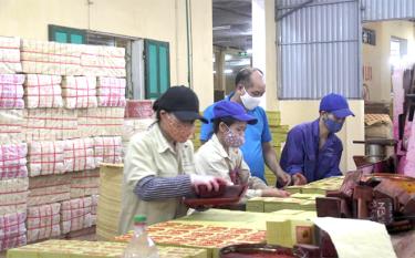 Chủ tịch CĐCS Nhà máy gia công giấy xuất khẩu Nguyễn Phúc, thuộc Công ty cổ phần Nông lâm sản thực phẩm Yên Bái (người đứng) luôn nỗ lực làm cầu nối giữa người sử dụng lao động và người lao động trong đơn vị.