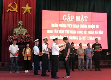 Lãnh đạo Bộ Tư lệnh Vùng 4 Hải quân trao Kỷ niệm chương cho các cá nhân sau chuyến hải trình.