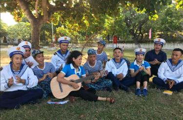 Phóng viên Tô Anh Hải của Báo Yên Bái (thứ 2 từ phải qua) cùng thành viên của Câu lạc bộ tuổi trẻ vì biển đảo quê hương tập văn nghệ cùng các chiến sỹ hải quân trên đảo Song Tử Tây.