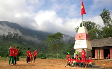Trẻ em vùng cao Nà Hẩu vui chơi bên cột cờ Trường Sa.