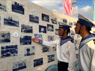 Chiến sĩ trẻ tự hào với truyền thống Hải quân nhân dân Việt Nam.