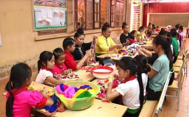 Trường Tiểu học Hạnh Sơn, xã Hạnh Sơn, thị xã Nghĩa Lộ phối hợp với Hội Phụ nữ xã tổ chức dạy thêu trang phục dân tộc Thái cho học sinh.

