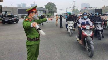 Lực lượng CSGT phối hợp với công an địa bàn hướng dẫn phương tiện tại ngã ba Giải Phóng vào trung tâm Hà Nội. (Ảnh minh hoạ)