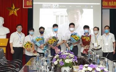 Đoàn học sinh Việt Nam tại lễ khai mạc Olympic Toán học quốc tế năm 2021.