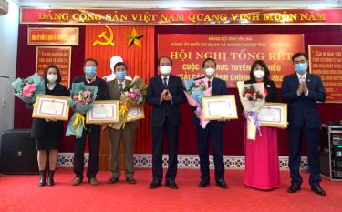 Đồng chí Tạ Văn Long – Phó Bí thư Thường trực Tỉnh ủy, Chủ tịch HĐND tỉnh trao bằng khen cho các tập thể có thành tích xuất sắc trong Cuộc thi.