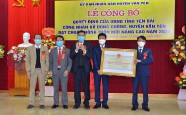 Lãnh đạo huyện Văn Yên trao Bằng công nhận xã Đông Cuông đạt chuẩn NTM nâng cao năm 2021