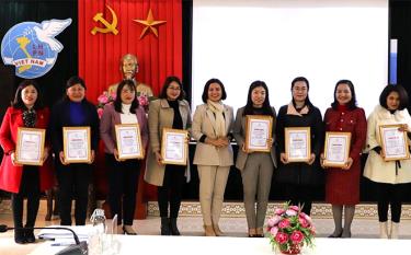 Representatives of units of the provincial Women’s Union receive the awards.