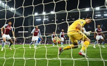 Martinez mắc sai lầm dẫn tới bàn thua của Aston Villa.