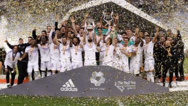 Khoảnh khắc Benzema cùng Real Madrid nâng cao Siêu Cup Tây Ban Nha 2021.