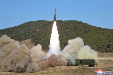 Tên lửa được phóng thử nghiệm trong cuộc diễn tập của trung đoàn tên lửa đường sắt Triều Tiên tại tỉnh Bắc Pyongan.