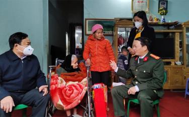 Đại tá Đặng Hồng Đức thăm hỏi bà Nguyễn Thị Lộc là thân nhân liệt sỹ tại Khu II, thị trấn Trạm Tấu, huyện Trạm Tấu.