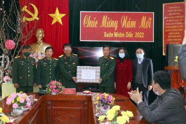 Đồng chí Trần Công Ứng Chỉ huy Trưởng Bộ chỉ huy Quân sự tỉnh tặng quà Ban Chỉ huy Quân sự huyện Mù Cang  Chải.