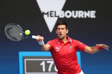 Novak Djokovic thi đấu tại giải ATP Cup 2021 ở Melbourne (Australia) ngày 2/2/2021. (Ảnh: AFP/TTXVN)