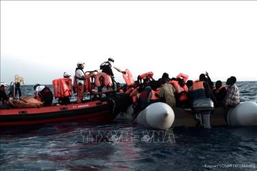 Lực lượng cứu hộ giải cứu người di cư trên vùng biển Địa Trung Hải.