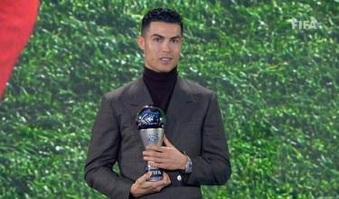 Ronaldo xuất hiện ở trụ sở FIFA để nhận giải Đặc biệt, trong lễ trao The Best tại Zurich, Thuỵ Sĩ tối 17/1. Ảnh: chụp màn hình