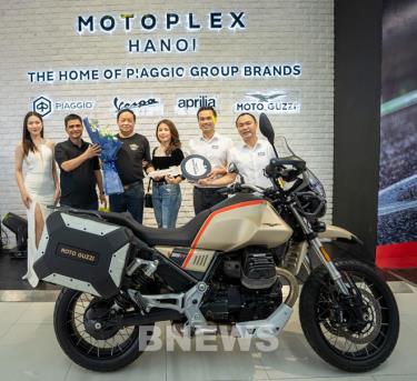 Khách hàng đầu tiên mua Moto Guzzi V85 tại buổi lễ khai trương. Ảnh: BNEWS/TTXVN