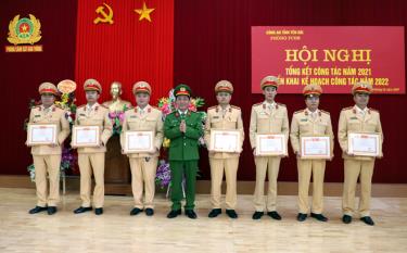 Đại tá Nguyễn Xuân Tuấn- Phó Giám đốc Công an tỉnh Yên Bái trao thưởng cho 7 cán bộ, chiến sỹ Phòng CSGT có thành tích xuất sắc năm 2021.