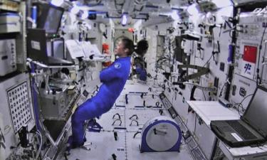 Wang Yaping làm việc trong trạm vũ trụ Thiên Cung để hỗ trợ hai đồng nghiệp ra ngoài thực hiện chuyến đi bộ không gian ngày 26/12/2021.