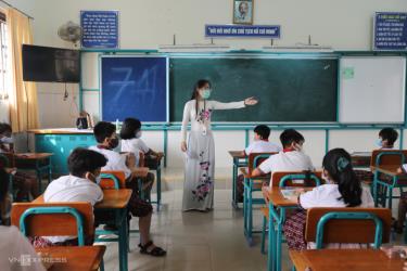 Học sinh THCS Thạnh An (huyện Cần Giờ, TP HCM) đến trường ngày 20/10/2021.