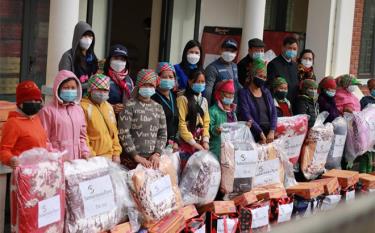 Hội LHPN tỉnh tặng quà cho 140 hộ có hoàn cảnh khó khăn tại xã Suối Giàng, huyện Văn Chấn.