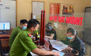 Công an phường Nguyễn Thái Học, thành phố Yên Bái hướng dẫn người dân đăng ký tạm trú. 
