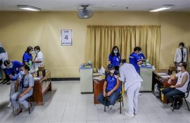 Nhân viên y tế tiêm vaccine phòng COVID-19 cho người dân tại Manila, Philippines.