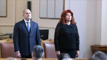 Tổng thống Bulgary Rumen Radev (trái) và cấp phó Iliana Iotova trong buổi lễ tuyên thệ nhậm chức