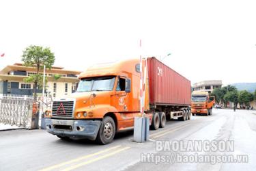 Xe chở hàng hóa xuất khẩu qua cửa khẩu Chi Ma (Lạng Sơn, Việt Nam). Ảnh: Báo Lạng Sơn