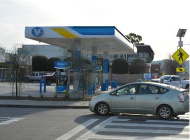 Ôtô chạy ngang qua một trạm xăng ở Petaluma, California, vào ngày 11/1/2021.