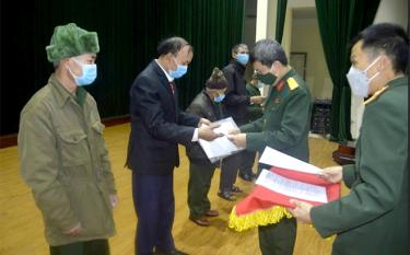 Đại diện, thay mặt lãnh đạo Bộ CHQS tỉnh trao quyết định cấp giấy chứng nhận cho thương binh.
